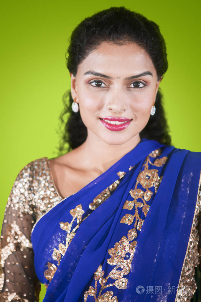 美丽的印度女人躺在卧室里