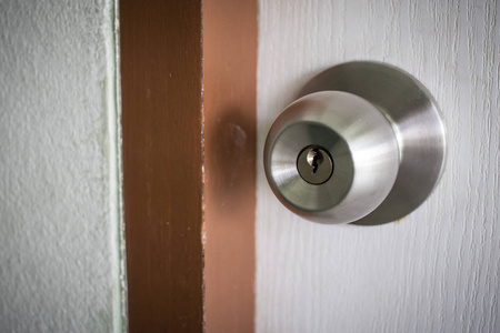 白色门上的门把手照片