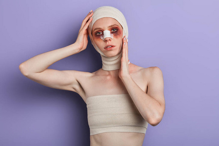 周脸色苍白的女孩手术后感觉不好照片