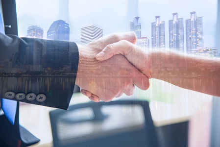 结束了生意男女见面后握手.成功的商务谈判照片