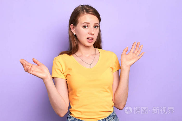 漠不关心的疑心少女展开双手,有不悦的表情