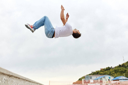 雄心勃勃的体操运动员翻跟头,全长侧视图照片哈努曼