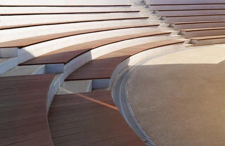 莎朗的女人站在石制圆形剧场舞台的翅膀里,身后有黄叶多明尼加共和国