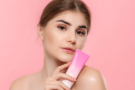 模特拿产品图片