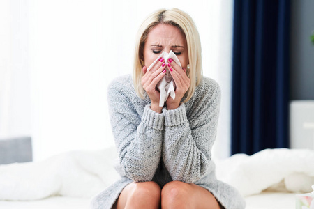 成年妇女在家流鼻涕感觉不舒服照片