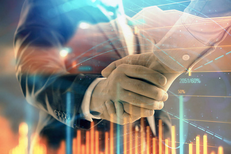 两位商人握手,在抽象背景下多次曝光外汇图形.股市成功观照片