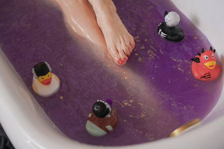 棕色的盐健康的裸体哥特女孩,黑发,在豪华的棕色浴室里,有紫色的盐水