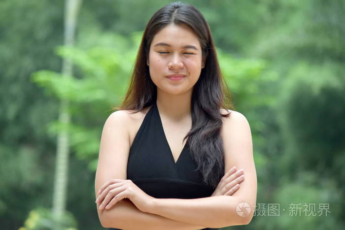 倔强的年轻的亚洲成年女性