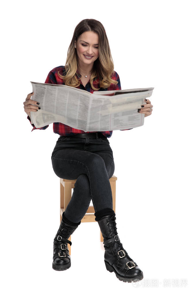 随便坐着看报纸的女人
