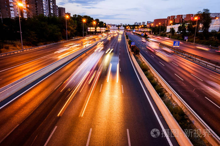 汽车灯全速运行通过一个网络的道路