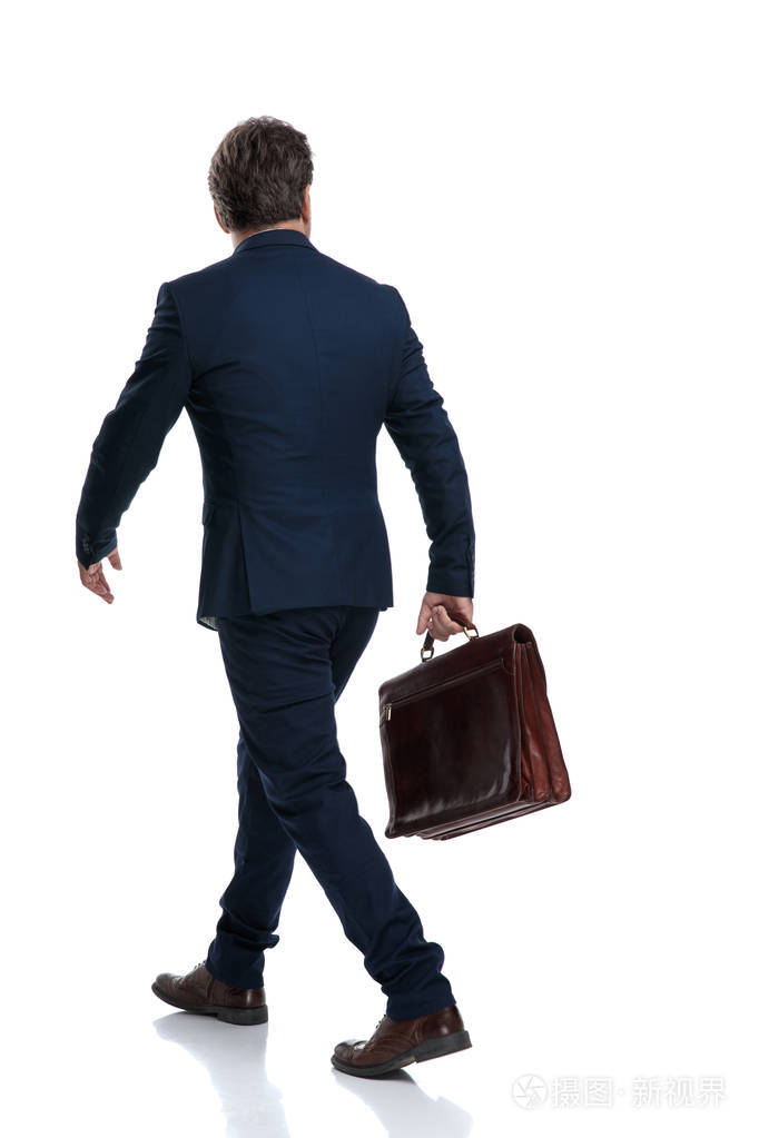 一个坚定的老商人的背影