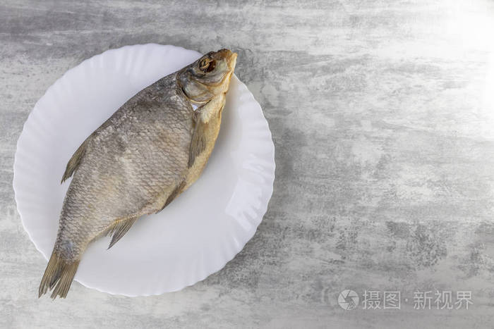 干鲷鱼在一般背景下有一种色调盘子