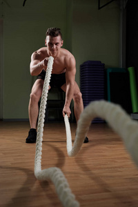 运动员在健身房用绳子训练图片
