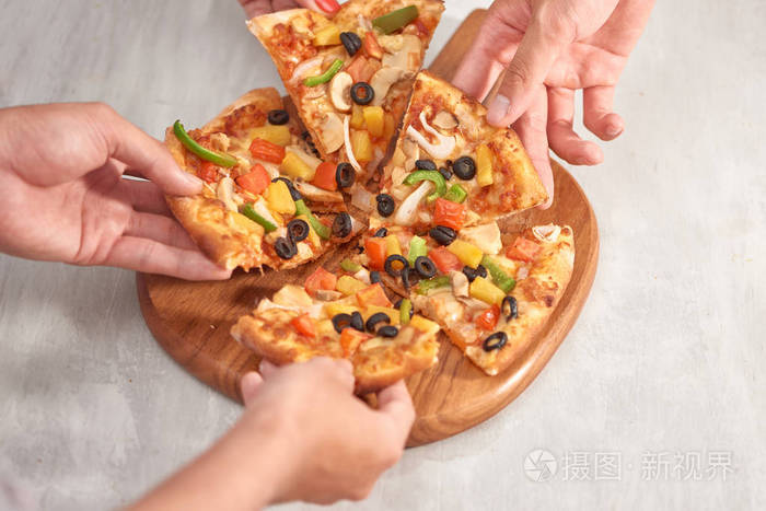 人类 抓住 披萨 美味的 桌子 食物 番茄 意大利语 友谊