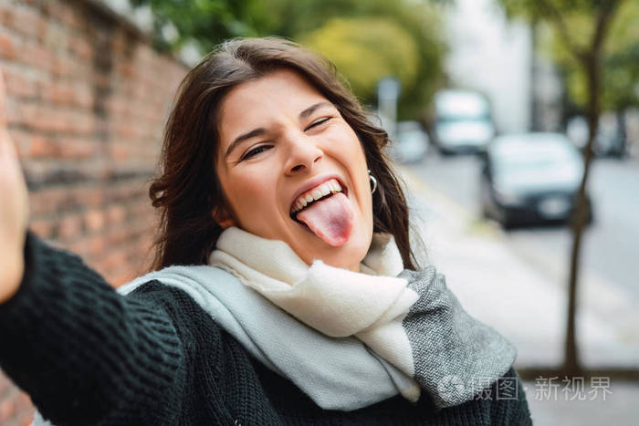 自拍露出舌头的女人