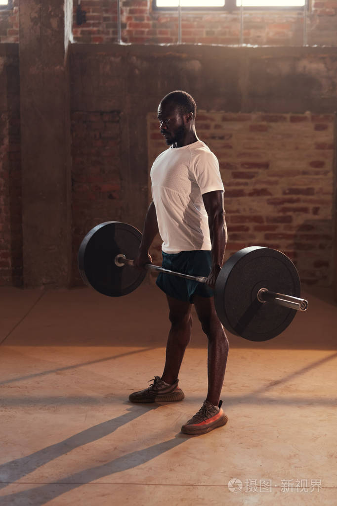 在健身房做举重运动的运动员训练