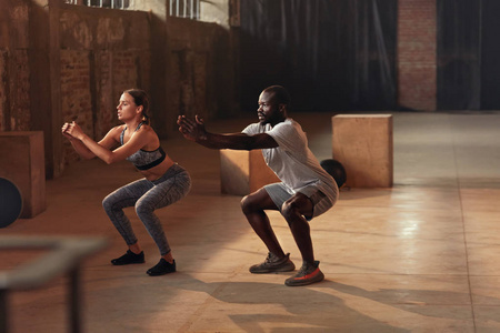 运动的人在室内健身房做深蹲运动.体育保健用品照片