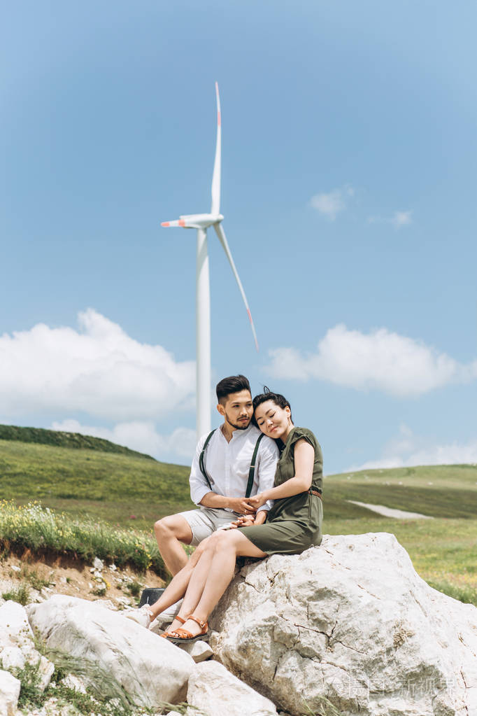 一对夫妇坐在一起.照片-正版商用图片2nt538-摄图新视界