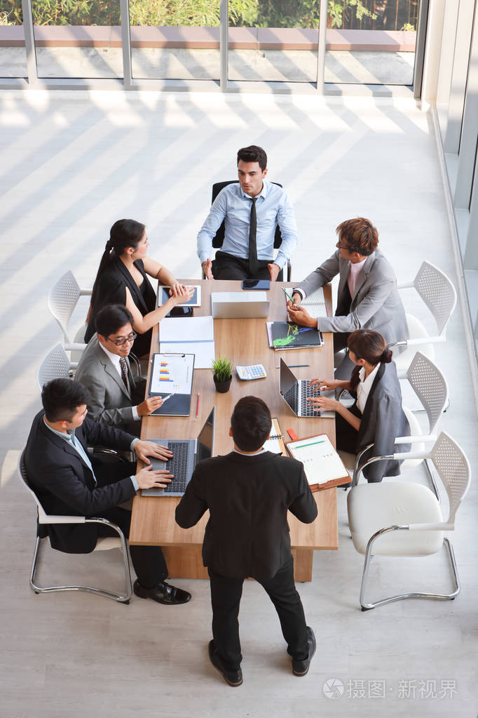 多民族商务人士正在关注(培训或研讨会概念)