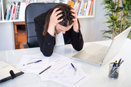 困扰的女性困惑的女商人被网络问题困扰照片