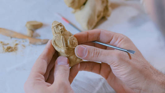 陶工为棋盘游戏制作泥人照片