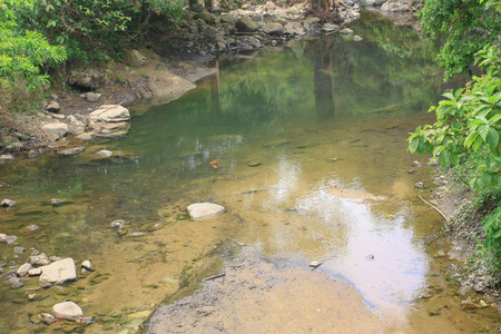 流入山河的山涧香港图片