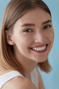 笑脸洁白牙齿的微笑女人特写照片