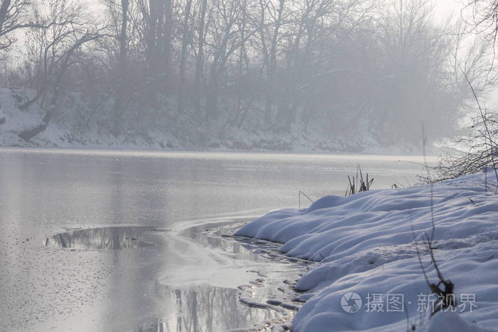 森林里的冰湖雪下冬湖