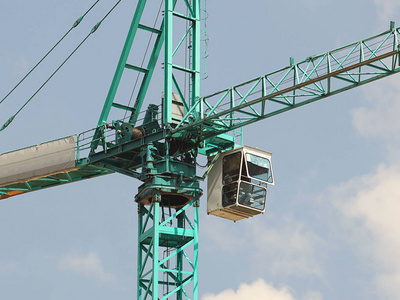 居民公寓塔吊在多层建筑的施工过程中工作.新建居民公寓和办公用房.