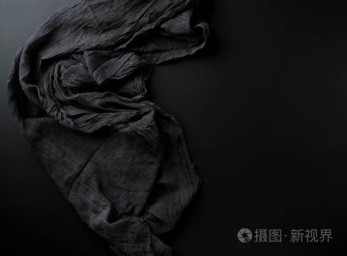 黑色背景上皱巴巴的黑色纱布