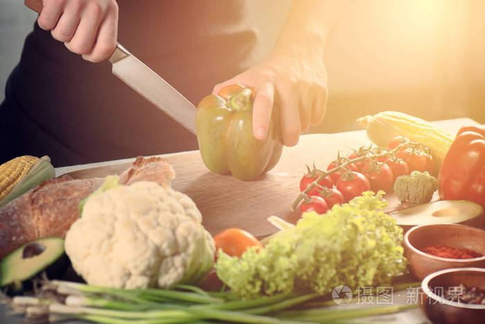 厨师在工作的蔬菜。真正食物的概念