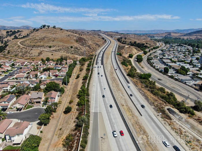 加利福尼亚州一个小镇公路的鸟瞰图