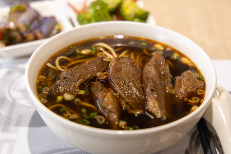 中国名菜牛肉面汤图片