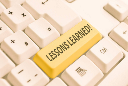 商业照片展示经验提炼项目应积极采取白色电脑键盘与笔记纸以上的白色