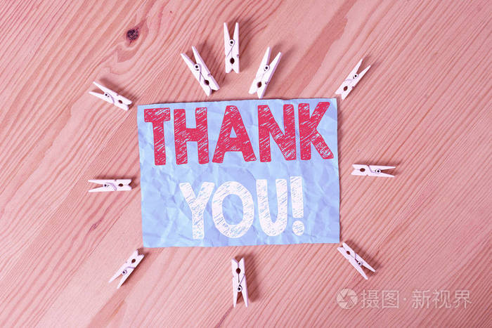 礼貌表达时使用的致谢礼品服务恭维彩色衣夹纸空提醒木地板背景办公室