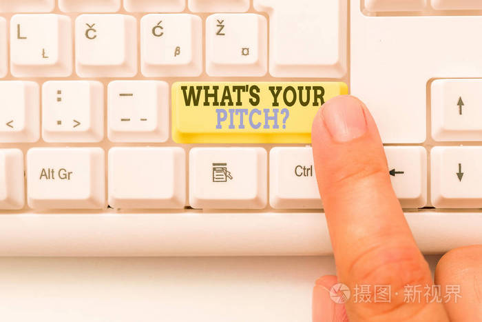 你的音高问题是什么 商业概念 询问声音或音乐音调的性质白色电脑键盘 白色背景键上方有空白便笺 照片 正版商用图片2nu9jg 摄图新视界