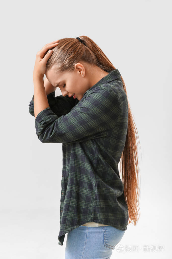 轻背景下惊恐发作的妇女