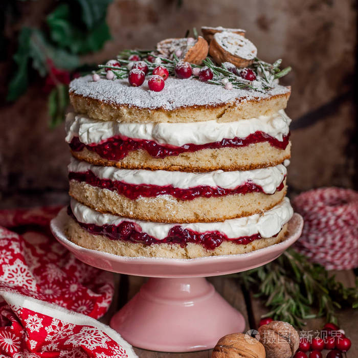 圣诞分层蛋糕配覆盆子酱和鲜奶油
