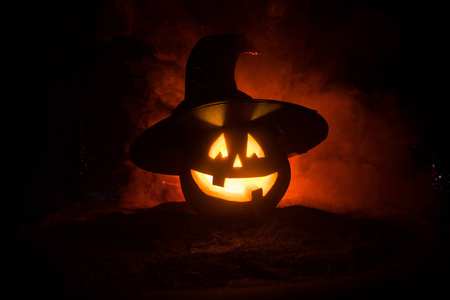 万圣节黑暗之夜鬼魂和蝙蝠飞翔. 手绘粉笔画在粉笔上.万圣节概念.