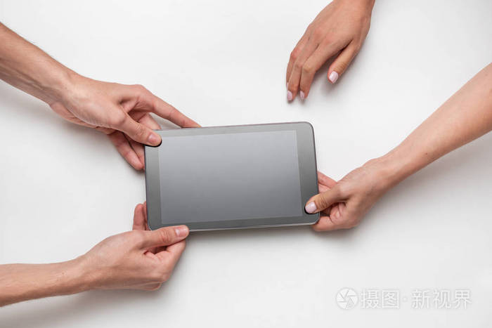 特写俯视图男女手放在桌子上计划建立牢固的业务工作关系表现出尊重