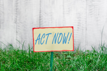 商业照片展示不要犹豫,立即开始工作或做的事情,用普通纸粘在棍子上