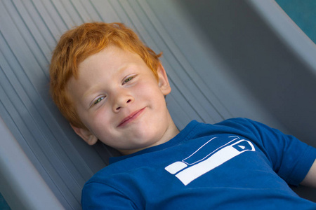 一个绿色眼睛的欧洲男孩,直视镜头.俯视图.