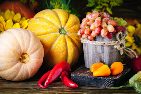 桌子上装饰着蔬菜和水果.丰收节.感恩节快乐.秋天的背景.选择性聚焦.