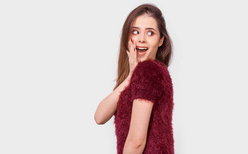 看起来情感一幅令人惊异的美丽年轻女子在镜头前惊讶的表情.