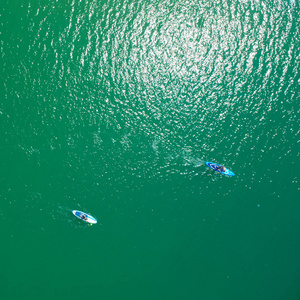 海上补给板鸟瞰图晴天两个桨板的俯视图从上面看