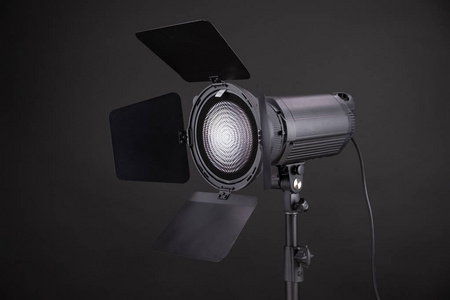 工作室闪光灯灯头闪光灯侧视专业摄影棚摄影灯光特写在黑色背景上