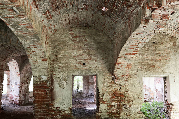 破旧的红砖建筑.房间里有几间破败的砖砌的拱顶.