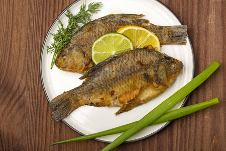柠檬烤的鲫鱼图片