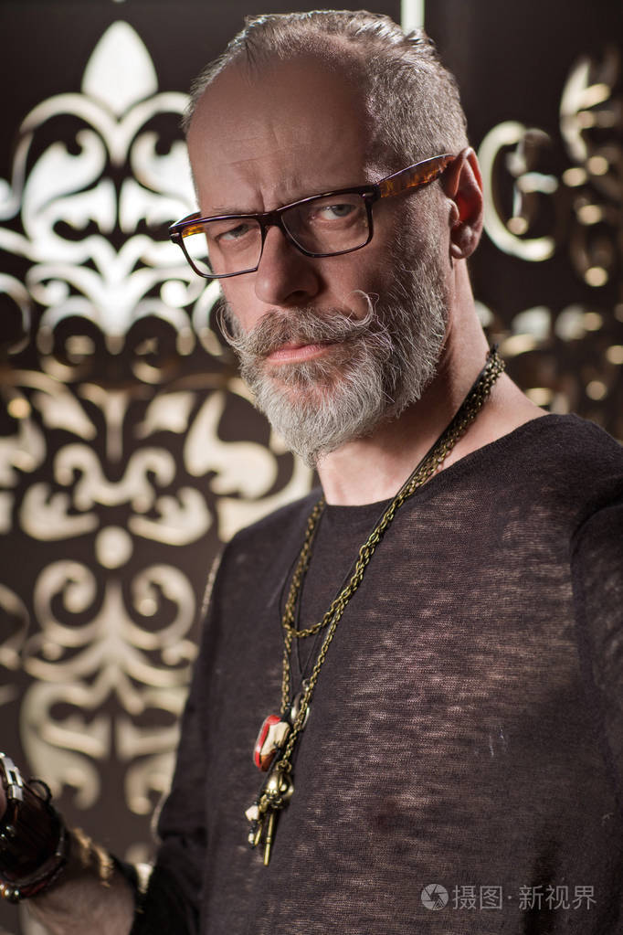 老时尚男人长得不错戴眼镜的严肃肖像老师神父