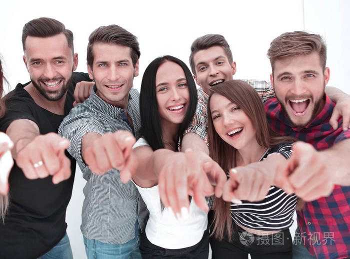 特写一群有趣的年轻人指着你